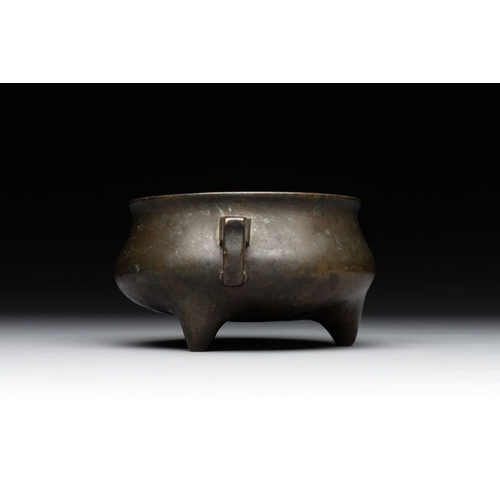 792 - A Chinese bronze censer, Zhen She Yong Bao  mark, 18th C.L.: 16 cm - H.: 6,9 cm
Weight: 1117 grams... 