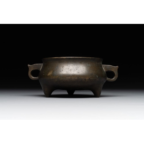 792 - A Chinese bronze censer, Zhen She Yong Bao  mark, 18th C.L.: 16 cm - H.: 6,9 cm
Weight: 1117 grams... 