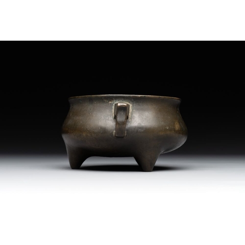 792 - A Chinese bronze censer, Zhen She Yong Bao  mark, 18th C.L.: 16 cm - H.: 6,9 cm
Weight: 1117 grams... 