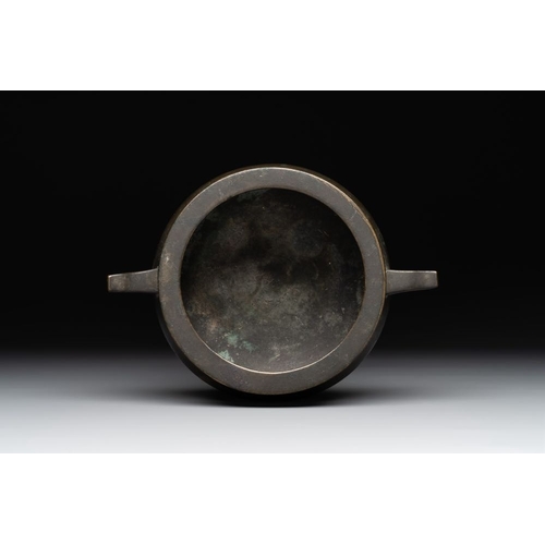 792 - A Chinese bronze censer, Zhen She Yong Bao  mark, 18th C.L.: 16 cm - H.: 6,9 cm
Weight: 1117 grams... 