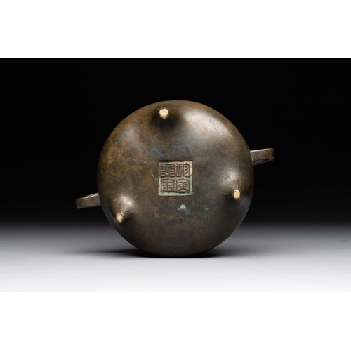 792 - A Chinese bronze censer, Zhen She Yong Bao  mark, 18th C.L.: 16 cm - H.: 6,9 cm
Weight: 1117 grams... 