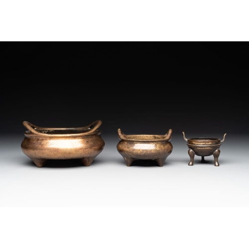 793 - Three Chinese bronze censers, Xuande mark, Ming/QingL.: 13,6 cm - H.: 7,8 cm (the largest)L.: 7,5 cm... 