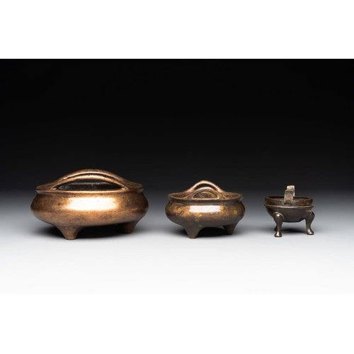 793 - Three Chinese bronze censers, Xuande mark, Ming/QingL.: 13,6 cm - H.: 7,8 cm (the largest)L.: 7,5 cm... 