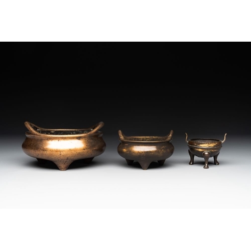 793 - Three Chinese bronze censers, Xuande mark, Ming/QingL.: 13,6 cm - H.: 7,8 cm (the largest)L.: 7,5 cm... 