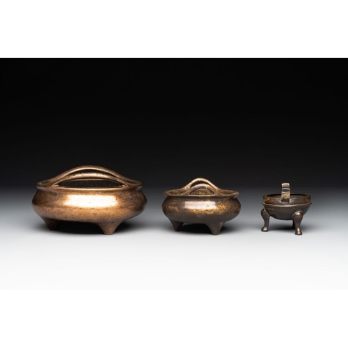 793 - Three Chinese bronze censers, Xuande mark, Ming/QingL.: 13,6 cm - H.: 7,8 cm (the largest)L.: 7,5 cm... 