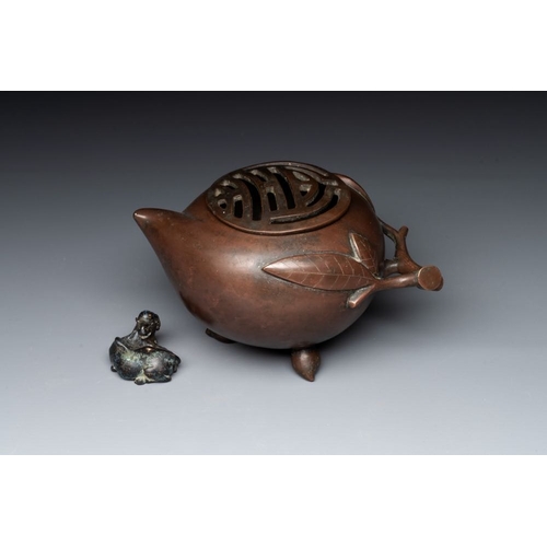 796 - A Chinese bronze camel-form paperweight and a peach-shaped  covered censer, 19th C.L.: 20 cm - H.: 1... 