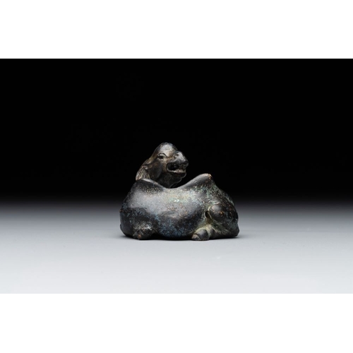 796 - A Chinese bronze camel-form paperweight and a peach-shaped  covered censer, 19th C.L.: 20 cm - H.: 1... 