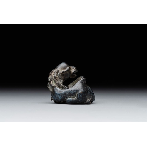 796 - A Chinese bronze camel-form paperweight and a peach-shaped  covered censer, 19th C.L.: 20 cm - H.: 1... 