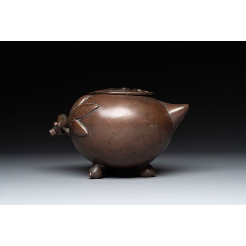 796 - A Chinese bronze camel-form paperweight and a peach-shaped  covered censer, 19th C.L.: 20 cm - H.: 1... 