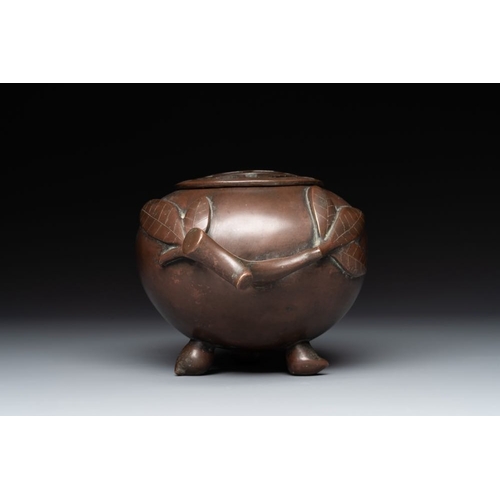 796 - A Chinese bronze camel-form paperweight and a peach-shaped  covered censer, 19th C.L.: 20 cm - H.: 1... 