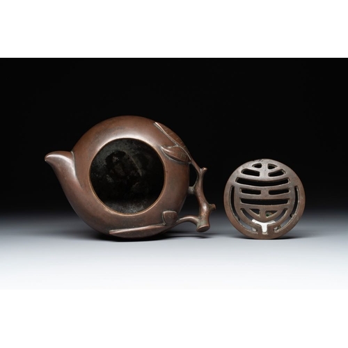 796 - A Chinese bronze camel-form paperweight and a peach-shaped  covered censer, 19th C.L.: 20 cm - H.: 1... 