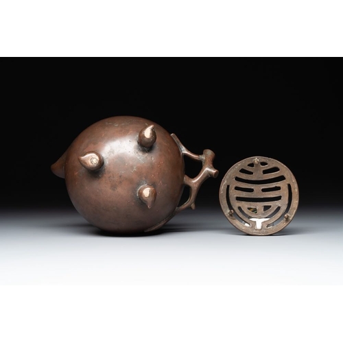 796 - A Chinese bronze camel-form paperweight and a peach-shaped  covered censer, 19th C.L.: 20 cm - H.: 1... 