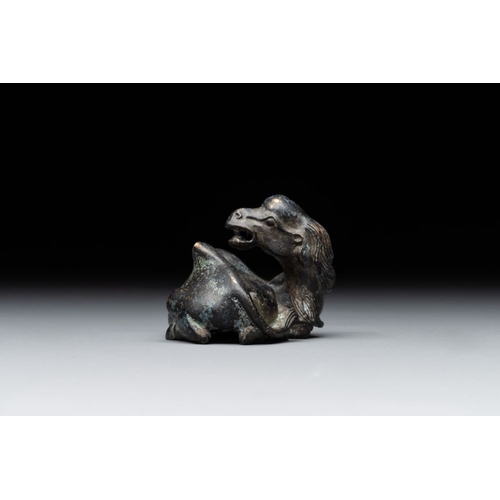 796 - A Chinese bronze camel-form paperweight and a peach-shaped  covered censer, 19th C.L.: 20 cm - H.: 1... 