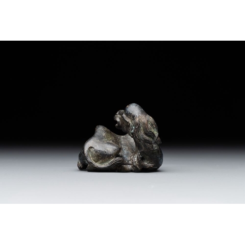 796 - A Chinese bronze camel-form paperweight and a peach-shaped  covered censer, 19th C.L.: 20 cm - H.: 1... 