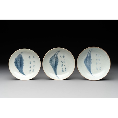 83 - Six Chinese blue and white 'leaf and poem' saucers, ShunzhiDia.: 12 cm (the largest)Dia.: 11,4 cm (t... 