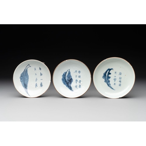 83 - Six Chinese blue and white 'leaf and poem' saucers, ShunzhiDia.: 12 cm (the largest)Dia.: 11,4 cm (t... 