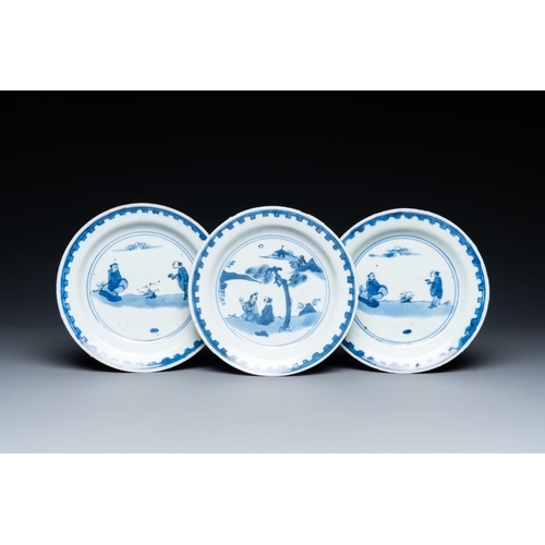 85 - Three Chinese blue and white ko-sometsuke plates for the Japanese market, late MingDia.: 15 cm


... 