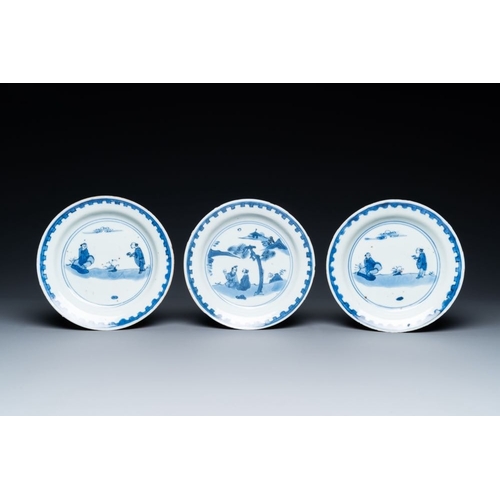 85 - Three Chinese blue and white ko-sometsuke plates for the Japanese market, late MingDia.: 15 cm


... 