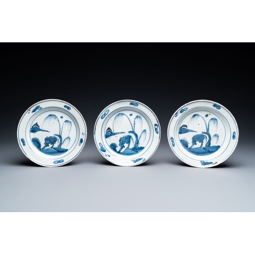 86 - Six Chinese blue and white ko-sometsuke 'ox' plates for the Japanese market, Transitional periodDia.... 