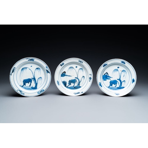 86 - Six Chinese blue and white ko-sometsuke 'ox' plates for the Japanese market, Transitional periodDia.... 