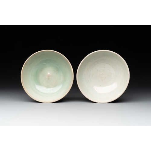 90 - A collection of five Chinese celadon wares, Ming and laterDia.: 24,5 cm (the largest dish)H.: 18 cm ... 