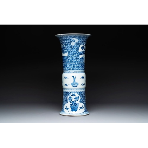 904 - A Chinese blue and white 'gu' vase with a lady and antiquities, KangxiH.: 52,5 cm... 