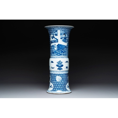 904 - A Chinese blue and white 'gu' vase with a lady and antiquities, KangxiH.: 52,5 cm... 