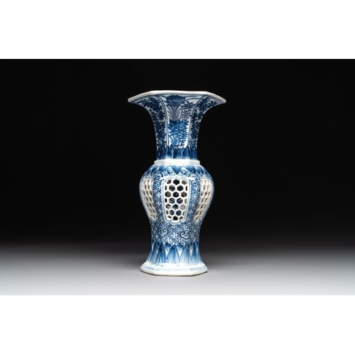 909 - A Chinese blue and white reticulated double-walled vase, KangxiH.: 23,6 cm