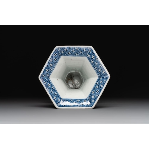 909 - A Chinese blue and white reticulated double-walled vase, KangxiH.: 23,6 cm