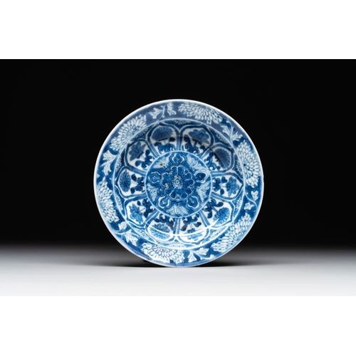 910 - A Chinese blue and white reticulated double-walled cup and saucer, lingzhi mark, KangxiDia.: 11,4 cm... 