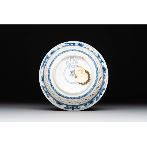 910 - A Chinese blue and white reticulated double-walled cup and saucer, lingzhi mark, KangxiDia.: 11,4 cm... 