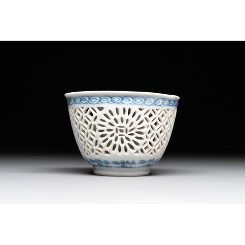 910 - A Chinese blue and white reticulated double-walled cup and saucer, lingzhi mark, KangxiDia.: 11,4 cm... 