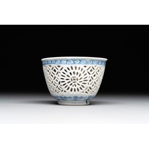 910 - A Chinese blue and white reticulated double-walled cup and saucer, lingzhi mark, KangxiDia.: 11,4 cm... 