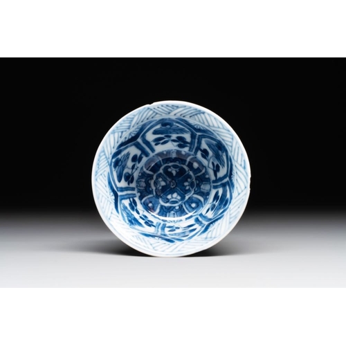 910 - A Chinese blue and white reticulated double-walled cup and saucer, lingzhi mark, KangxiDia.: 11,4 cm... 