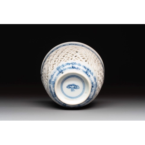 910 - A Chinese blue and white reticulated double-walled cup and saucer, lingzhi mark, KangxiDia.: 11,4 cm... 