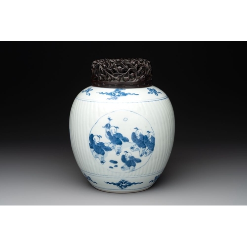 913 - A Chinese blue and white 'playing boys' vase and wooden cover, KangxiH.: 25,2 cm (incl. cover)H.: 22... 