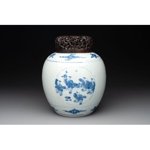 913 - A Chinese blue and white 'playing boys' vase and wooden cover, KangxiH.: 25,2 cm (incl. cover)H.: 22... 