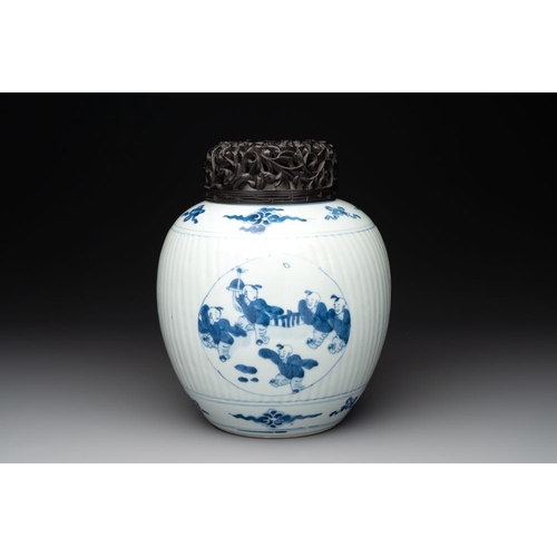 913 - A Chinese blue and white 'playing boys' vase and wooden cover, KangxiH.: 25,2 cm (incl. cover)H.: 22... 