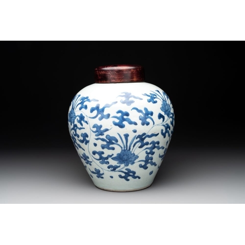 914 - A Chinese blue and white 'lotus scroll' vase with wooden cover, KangxiH.: 25 cm (incl. cover)H.: 23,... 