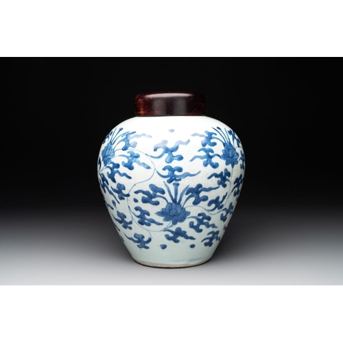 914 - A Chinese blue and white 'lotus scroll' vase with wooden cover, KangxiH.: 25 cm (incl. cover)H.: 23,... 