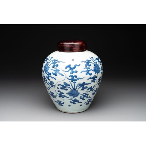 914 - A Chinese blue and white 'lotus scroll' vase with wooden cover, KangxiH.: 25 cm (incl. cover)H.: 23,... 