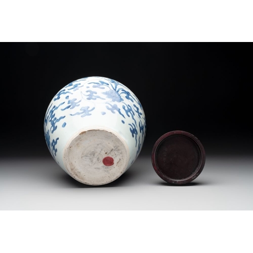 914 - A Chinese blue and white 'lotus scroll' vase with wooden cover, KangxiH.: 25 cm (incl. cover)H.: 23,... 