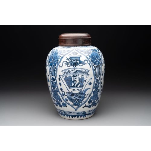 915 - A Chinese blue and white jar and wooden cover, KangxiH.: 35 cm (incl. cover)H.: 32,1 cm (excl. cover... 