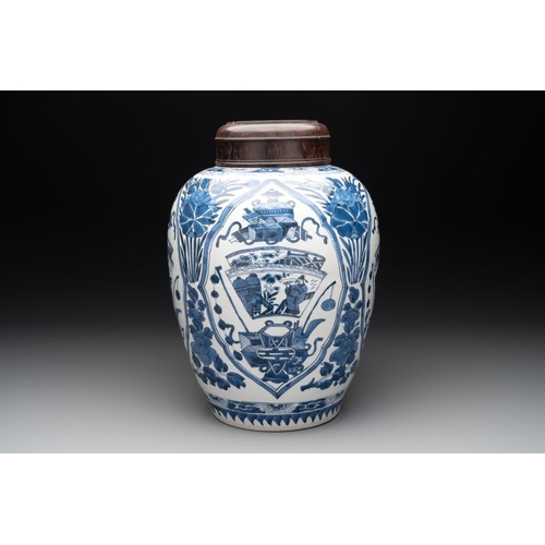 915 - A Chinese blue and white jar and wooden cover, KangxiH.: 35 cm (incl. cover)H.: 32,1 cm (excl. cover... 