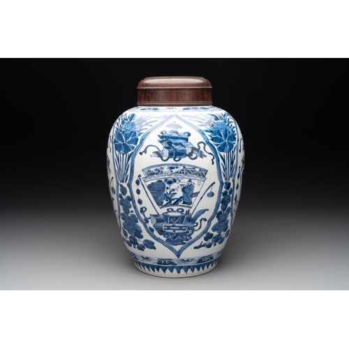 915 - A Chinese blue and white jar and wooden cover, KangxiH.: 35 cm (incl. cover)H.: 32,1 cm (excl. cover... 