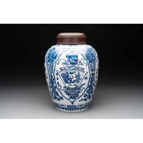 915 - A Chinese blue and white jar and wooden cover, KangxiH.: 35 cm (incl. cover)H.: 32,1 cm (excl. cover... 