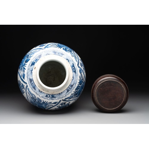 915 - A Chinese blue and white jar and wooden cover, KangxiH.: 35 cm (incl. cover)H.: 32,1 cm (excl. cover... 