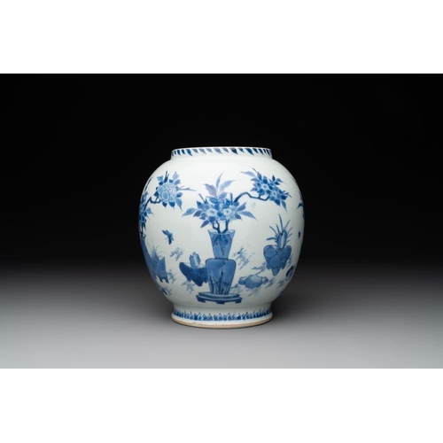 916 - A fine Chinese blue and white 'antiquities' jar, Jiajing mark, Transitional periodH.: 19,5 cm
Proven... 