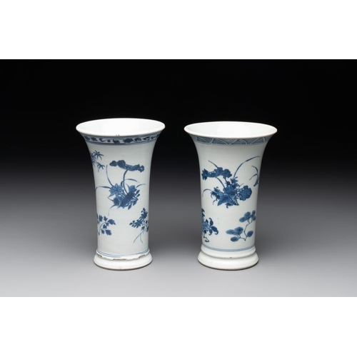 917 - A pair of Chinese blue and white beaker vases with floral sprigs, Transitional periodH.: 17,5 cm... 