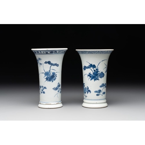 917 - A pair of Chinese blue and white beaker vases with floral sprigs, Transitional periodH.: 17,5 cm... 